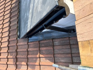 Flat roof with new black gutter